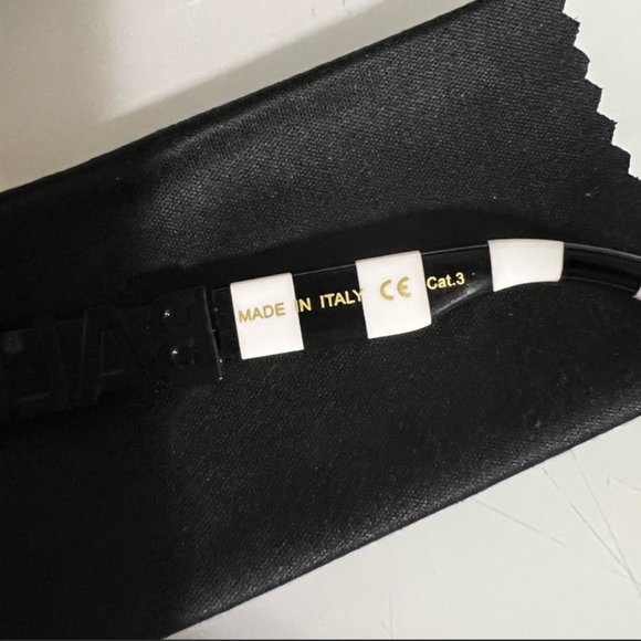 Beautiful Balenciaga Sunglasses - Picture 3 of 8